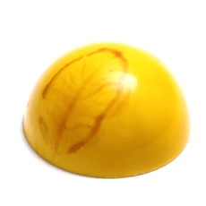 gelbe Kubelpraline mit Blattzeichnung