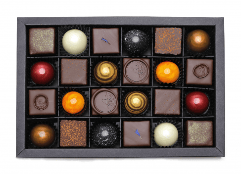 12 Formpralinen und 12 Schnittpralinen