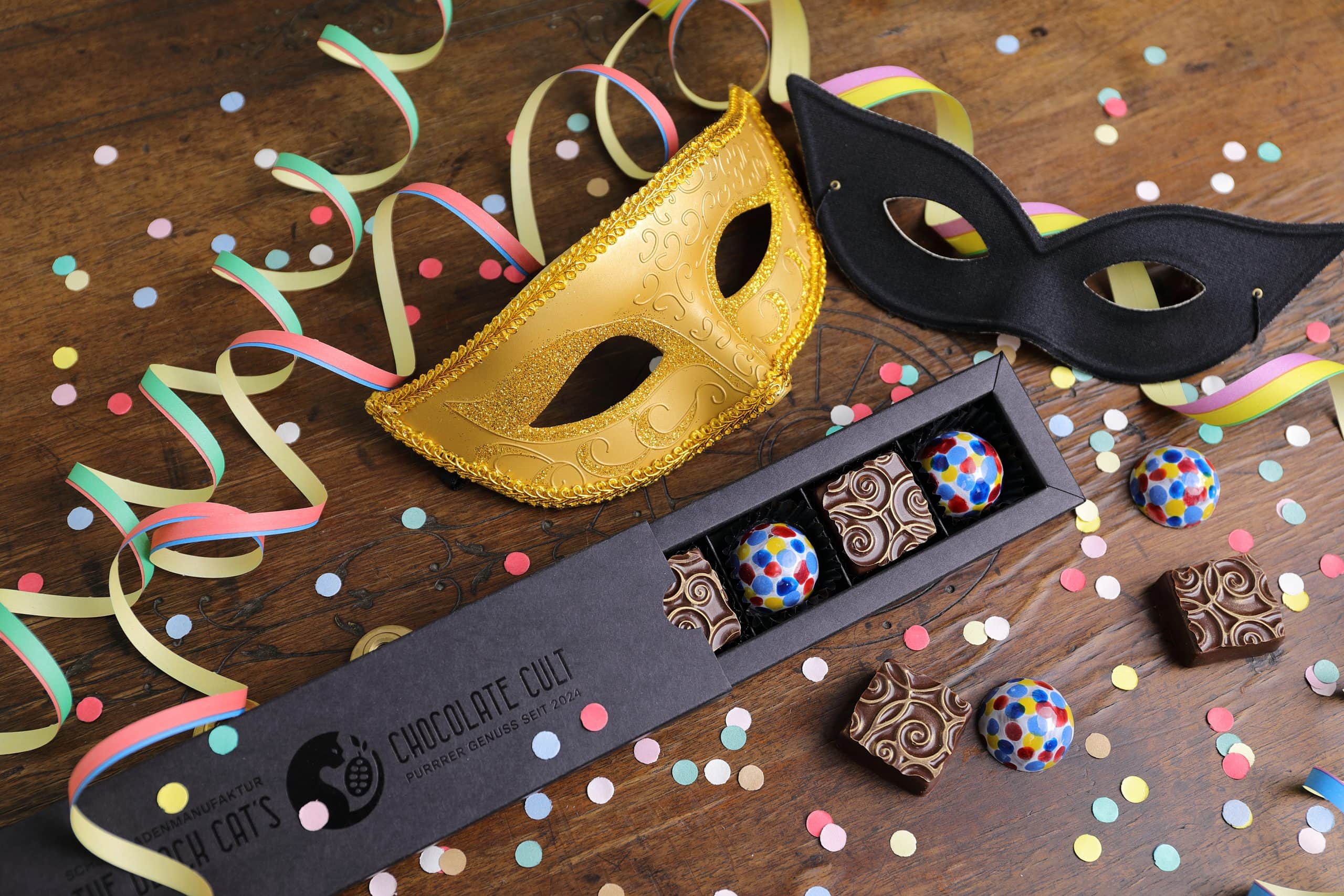 Faschingspralinen mit Masken und Konfetti