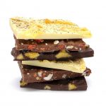 drei Sorten Bruchschokolade mit frühlingshaftem Geschmack