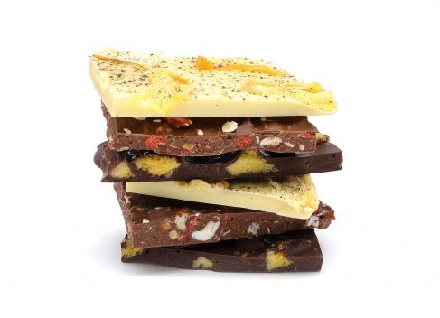 drei Sorten Bruchschokolade mit frühlingshaftem Geschmack