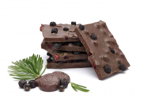 zartbitter Bruchschokolade mit Heidelbeeren, Wacholder und Fichtennadelpulver